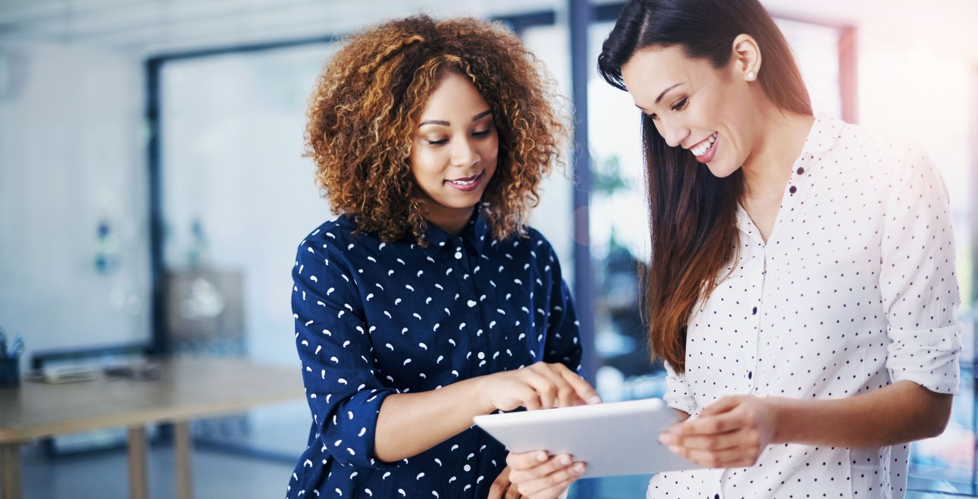 Geschäftsfrauen, Tablet und Konversation in einem Büro mit Webdesign und Online-Projekt. Erstellung von Kreativagentur-, Technologie- und Social-Media-Inhalten mit Beratung und Kommunikation im Unternehmen